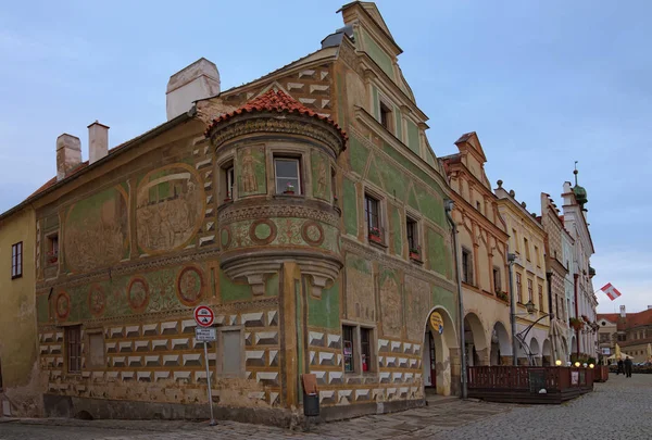 捷克共和国 Telc 2018年8月25日 Telc 主广场上五颜六色的建筑 奥斯特雷切尔宫的大师梅森在第15位与绿色壁画命名为斯格拉菲 — 图库照片
