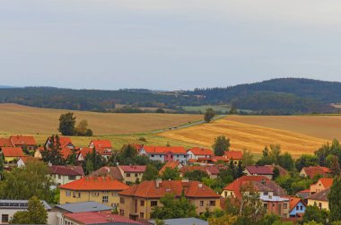 Tipik bir kasaba ve doğa içinde çevresinde doğal manzara. Kiremit çatı, tarım alanları ve tepeler eski orman ile binalarla. Telc, Güney Moravia, Çek Cumhuriyeti.