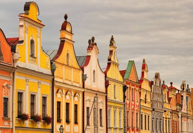 Renkli Telc şehrin ana Meydanı'nda kentin ana turistik evler. Unesco Dünya Mirası. Telc, Güney Moravia, Çek Cumhuriyeti.