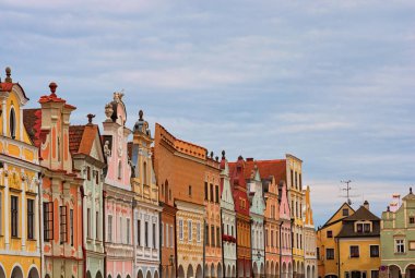 Satır Telc şehrin ana Meydanı'nda renkli evlerin doğal görünümünü. Kentin ana turistik cazibe olduğunu. Unesco Dünya Mirası. Telc, Güney Moravia, Çek Cumhuriyeti.