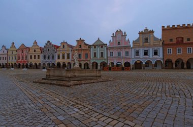 Ortaçağ Telc ana meydanında doğal sabah görünümü. Çeşme heykeli st. Margaret ve renkli vintage binalar ile. Unesco Dünya Mirası. Telc, Çek Cumhuriyeti.  