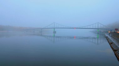 Geniş açılı manzara yaya köprüsü Kiev Dinyeper Nehri üzerinde bir bakış. Sisli sonbahar sabahı görünümü. Kyiv, Ukrayna.   
