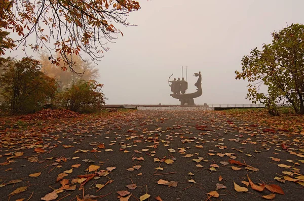 Vue Mystérieuse Sur Monument Aux Fondateurs Kiev Dans Épais Brouillard — Photo