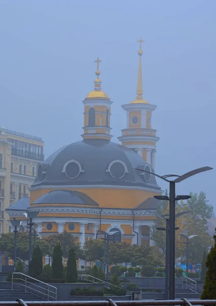 Gula Kupoler Födelsekyrkan Vid Pochtovaya Torget Kiev Mystiska Dimmiga Landskap — Stockfoto