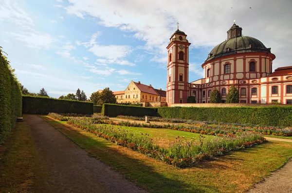 经典广角景色 令人惊叹的大教堂和风景秀丽的花园 著名的巴洛克式宫殿杰罗美斯纳德罗基特努 南摩拉维亚 捷克共和国 — 图库照片