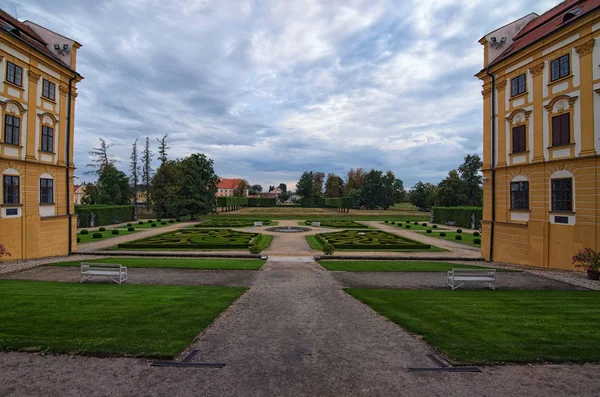 广角景观景观风景秀丽的花园 位于罗基图诺巴洛克式宫殿 国家文化古迹中 南摩拉维亚 捷克共和国 — 图库照片