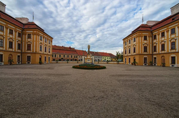 著名巴洛克式宫殿的经典广角景观 著名的旅游胜地和旅游目的地在捷克共和国 南摩拉维亚 捷克共和国 — 图库照片