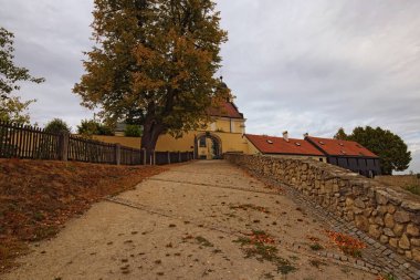 Kostelni Vydri bulutlu yaz günü köyde eski manastır yere giden yol. South Bohemian Region, Çek Cumhuriyeti.