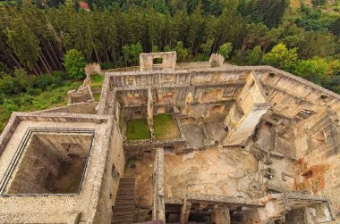 Havadan görünümü kale avlu ve Landstejn kalesi kalıntıları ediyor. Doğal manzara orman Kalesi'nin. Seyahat ve Turizm kavramı. South Bohemian, Çek Cumhuriyeti.