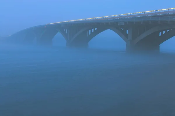Mal Clima Otoñal Peligroso Tráfico Automóviles Puente Vehículos Ligeros Niebla —  Fotos de Stock