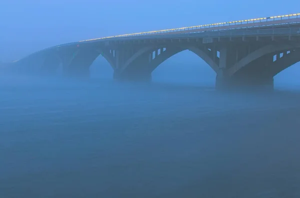 Höstens Oväder Och Farliga Biltrafik Bron Lätta Fordon Dimma Begreppet — Stockfoto