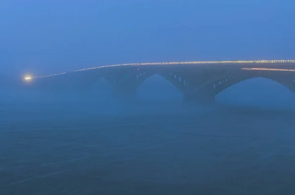 Mal Clima Otoñal Peligroso Tráfico Automóviles Puente Vehículos Ligeros Niebla —  Fotos de Stock