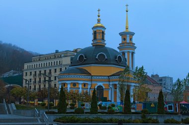 Kiev, Ukrayna-Kasım 11, 2018: Sarı kubbeleri Pochtovaya Meydanı Kiev'Doğuş Kilisesi. Gizemli puslu manzara. Şehrin sisli hava kavramı.