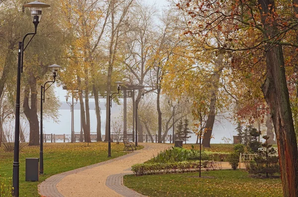Kanyargó Ösvény Őszi Parkban Koncepció Város Ködös Időjárás Ködös Őszi — Stock Fotó