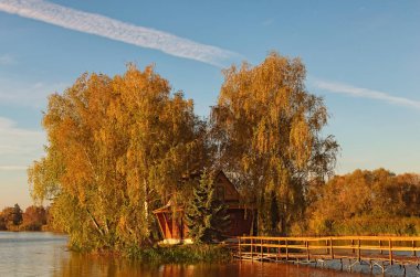 Terk edilmiş evde ve gölün ortasındaki küçük ada güzel manzara. Sonbahar sabahı manzara. Eski köy Solotvin, Zhytomyr bölgesi, Ukrayna.