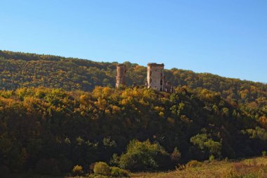 Doğal görünümü Ortaçağ Chervonohrad kalesi kalıntıları ediyor. Sonbahar manzara güneşli. Nyrkiv, Ternopil region, Ukrayna.