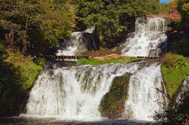 Dzhurynskyi veya Chervonohorodskyi şelale. Ukrayna düz şelale içinde en büyüğüdür. Sonbahar manzara. Yerel doğal bir simge. Nyrkiv, Ternopil region, Ukrayna.