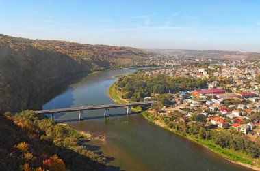Geniş açılı manzara görünümü Dnister Nehri ile Kanyon ve Zalishchyky kasaba. Sonbahar manzara. Ternopil region, Ukrayna.
