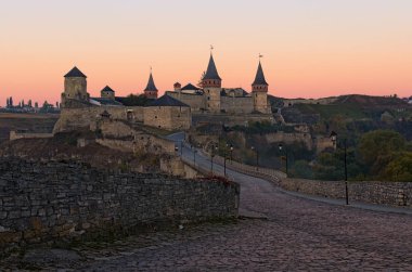 Ismarlayarak sonbahar gündoğumu sırasında ortaçağ Kamianets-Podilskyi Kalesi. Meşhur turistik mekanlar ve romantik seyahat hedef. Kamianets-Podilskyi, Khmelnitsky region, Ukrayna.