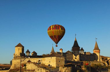 Turistler sıcak hava balonları uçuş için bekliyor. Sıcak hava Festivali 