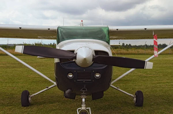 Jeden Silnik Samolot Stoi Zielonych Pochmurny Dzień Widok Przodu Niziny — Zdjęcie stockowe