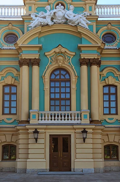 マリイン スキー宮殿 キエフのウクライナの大統領の公式の儀式の居住です ドニプロ川の丘陵の銀行でバロック様式の宮殿です キエフ ウクライナ — ストック写真