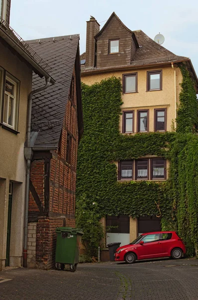 Strada Con Cortile Grande Edificio Residenziale Piccola Macchina Rossa Parcheggiata — Foto Stock