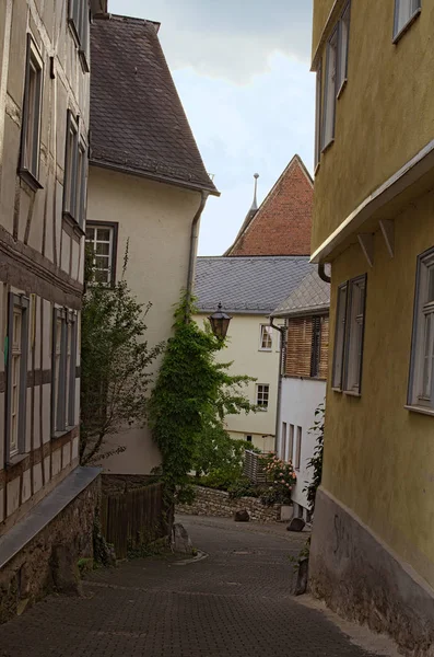 Estrecha Calle Adoquinada Con Coloridos Edificios Medievales Una Parte Residencial —  Fotos de Stock