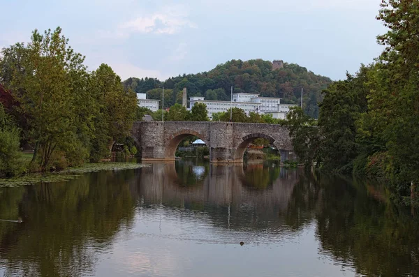 德国黑森州韦茨拉尔拉河上的古石桥美丽风景 — 图库照片