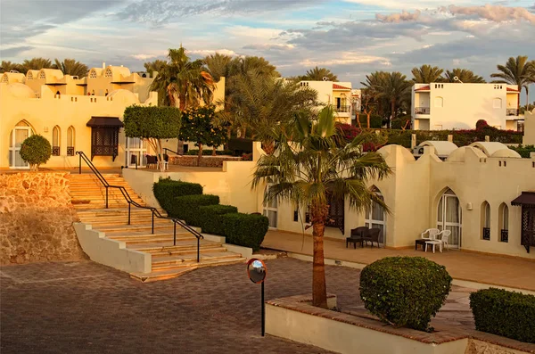 Pohled Budovy Hotelu Resort Palmovými Stromy Keři Během Západu Slunce — Stock fotografie