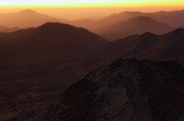 Mount Sinai (Mount Horeb, Gabal Musa, Moses Mount) pitoresk görünümünü gündoğumu sırasında. Sina Yarımadası ve Mısır. Hac yeri ve ünlü turistik hedef.