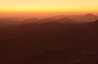 Mount Sinai (Mount Horeb, Gabal Musa, Moses Mount) panoramik manzara görünümünü gündoğumu sırasında. Sina Yarımadası ve Mısır. Hac yeri ve ünlü turistik hedef.