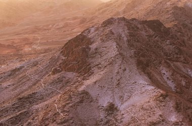 Mount Sinai (Mount Horeb, Gabal Musa, Moses Mount) hava görünümünü gündoğumu sırasında. Sina Yarımadası ve Mısır. Hac yeri ve ünlü turistik hedef.