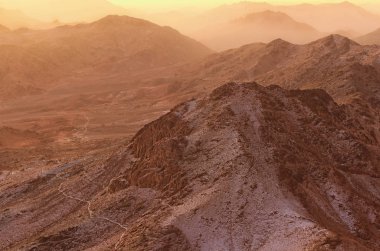 Güzel manzara gündoğumu, dağlarda. Mount Sinai (Mount Horeb, Gabal Musa, Moses Mount) inanılmaz manzara. Sina Yarımadası ve Mısır. Hac yeri ve ünlü turistik hedef.