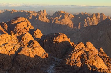 Sina Dağı (Mount Horeb, Gabal Musa, Moses Mount) pitoresk doğarken. Sina Yarımadası ve Mısır. Kalın sis içinde belgili tanımlık geçmiş. Hac yeri ve ünlü turistik hedef.