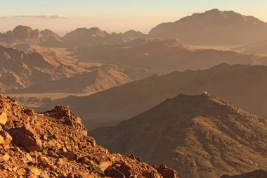 Güzel manzara gündoğumu sırasında Dağları doruklarına. Sina Dağı (Mount Horeb, Gabal Musa) görünümden. Sina Yarımadası ve Mısır. Meşhur turistik mekanlar ve Mısır'daki seyahat hedef.