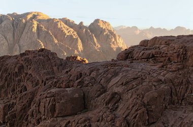 Çarpıcı manzara mavi gökyüzü karşı rocky doruklarına. Mount Sinai (Mount Horeb, Gabal Musa). Sina Yarımadası ve Mısır. Meşhur turistik mekanlar ve Mısır'daki seyahat hedef.