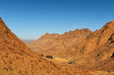 Saint Catherine Manastırı doğal görünümünü. Katedrali yakınındaki ünlü Mount Sinai (Mount Horeb, Gabal Musa) vadisinde yer alır. Sina Yarımadası Mısır.