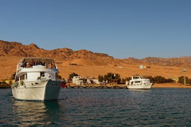 Dahab, Mısır - 06 Ocak 2019: Beyaz yolcu gemisi turist ile resif nerede insanlar tüplü dalış veya Dalış dalış gider. Yaz tatil ve Turizm kavramı.