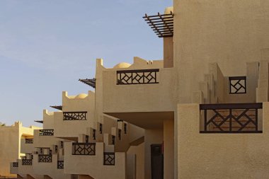 Otel binası Arap tarzında. Doğu tarzı mimaride. Tropikal lüks otel. Seyahat ve Turizm kavramı. Sina Yarımadası, Sharm El Sheikh, Mısır.
