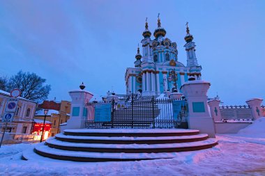 Kiev, Ukrayna-Ocak 27, 2019: Doğal kış manzarası. Saint Andrew's kilise bir tepe üzerinde Andriyivskyy iniş aradı. Meşhur turistik mekanlar ve Kyiv seyahat hedef.