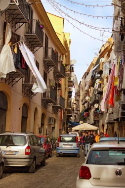 Palermo, İtalya-03 Ocak 2017: ısmarlayarak Palermo Merkezi eski evlerin arasında tipik dar sokak. Seyahat ve Turizm kavramı