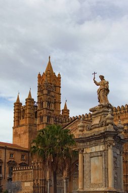 Palermo katedral önünde heykel. Ortaçağ Katedrali Arap-Norman mimari tarzında inşa. Seyahat ve Turizm kavramı. Palermo, Sicilya, İtalya