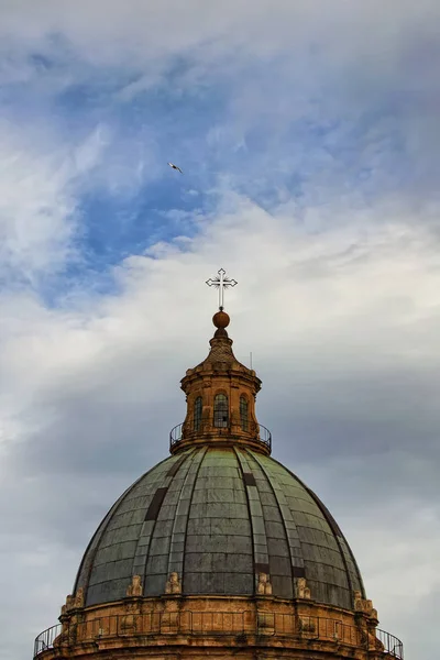 Vistas panorámicas desde la azotea hasta la cúpula de la catedral medieval de Palermo. La iglesia fue erigida en 1185 por Walter Ophamil, el arzobispo anglo-normando de Palermo. Concepto de viajes y turismo. Sicilia, Italia —  Fotos de Stock