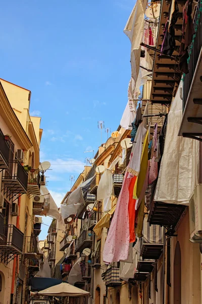 Picturesque view of typical narrow street between old houses in center of Palermo. Travel and tourism concept. Palermo, Sicily, Italy — Stock Photo, Image