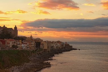 Kıyı kenti Cefalu güzel manzara fotoğraf. Panoramik dramatik günbatımı gökyüzü. İtalya'daki yerleri seyahat ünlü turistik yerler ve romantik. Cefalu, Sicilya