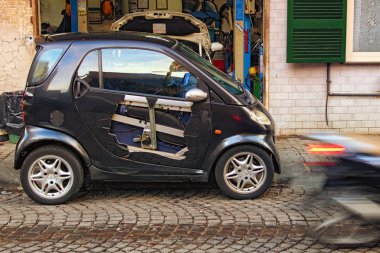 Naples, İtalya - 05 Ocak 2017: Arabanın kapısını bir kaza sırasında crunched. Bir küçük araba atölye arabalar şiddetli bir kaza tespit konusunda uzmanlaşmış