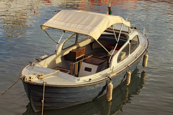 Barco de pesca vintage ancorado na marina e refletido na água. Nápoles, Itália — Fotografia de Stock
