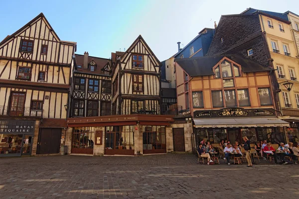 Rouen, Franciaország május 05, 2018: Klasszikus széles-szög kilátás Rouen történelmi városa. Hangulatos tér a régi fa kialakítása házak, és nyissa meg a levegő kávézó. Tavaszi utazás fotó — Stock Fotó