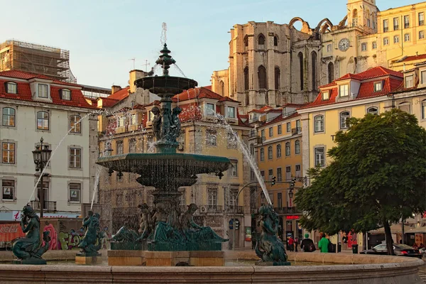 Lisboa, Portugal-29 de diciembre de 2015: Fuente en la Plaza Rossio, también llamada Plaza Pedro IV. Barrio de Baixa en Lisboa. Famoso lugar turístico y destino turístico en Europa — Foto de Stock